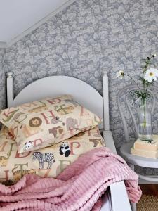 Bäddset spjälsäng ABC med bokstäver och djur i ljusgult, ljusgrönt och ljusrosa på gul bottenfärg