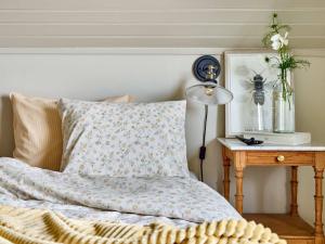 Bäddset LOTTA med gula och aprikos små blommor på linnefärgad botten