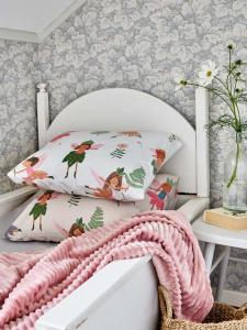 Bäddset ÄLVOR med söta små älvor i rosa på vit botten