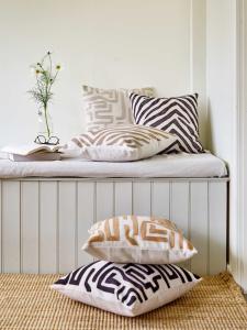 Kuddfodral HANK med broderat zebramönster i svart