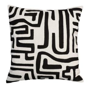 Kuddfodral TIMBER med grafiskt broderat mönster i svart