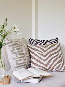 Kuddfodral TIMBER med grafiskt broderat mönster i sandfärg