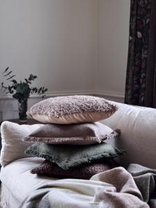 Kuddfodral Madde, enfärgad med lite grövre struktur och frans runt om i mörkgrönt