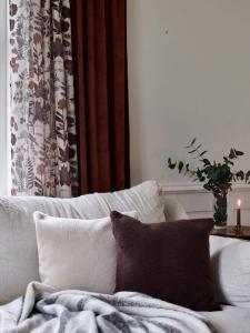 Kuddfodral MONTANA, enfärgad, fram och baksida i teddylook i brunt