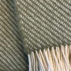 Pläd AUKLAND, ullpläd med fransar, vävd i grönt och beige