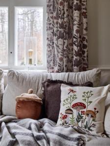 Pläd CINCINATTI, randig filt i beige med fransar i kortsidorna