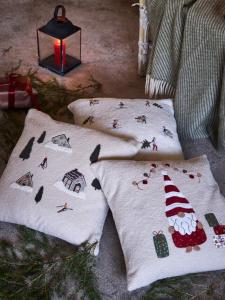 Kuddfodral UT I BACKEN, med broderade motiv på teddykvalite