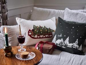 Kuddfodral KÄLKE med broderad kälke och gran på teddykvalite