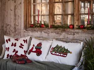 Kuddfodral SCOOTER i teddykvalite med broderad scooter med julklappar