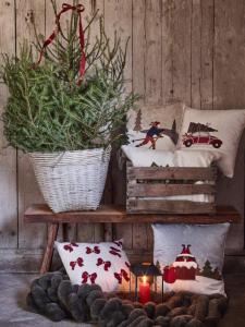 Kuddfodral GRANLEVERANS, bil i rött med en gran på taket