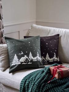 Kuddfodral JULNATT i brunt filtmaterial med broderad stad i vitt