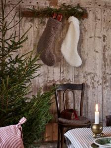 Julstrumpa BAGGE i vit fårpälsimmitation