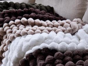 Pläd Brooklyn, lyxig filt med breda ränder i fuskpäls i chokladbrunt