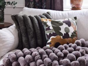 Kuddfodral Brooklyn med breda ränder i fuskpäls i grönt