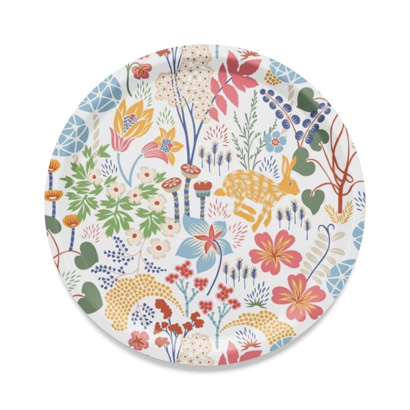 Rund Bricka Lyckeflykt, fantasifullt mönster med harar och blommor, Stl. diameter 38 cm. multi