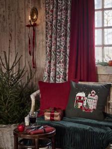 Gardinlängd EDDIE, enfärgad, smalspårig manchester, mörkröd