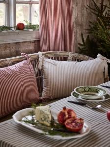 Gardin ANNA med smala ränder i rött och offwhite