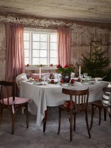 Gardin ANNA med smala ränder i rött och offwhite