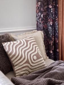 Kuddfodral ZELDA, grafiskt tuftat mönster i offwhite på linnefärgad botten