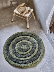 Rund badrumsmatta River, randig matta i grönt