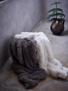 Pläd Polar i mjuk fuskpäls i offwhite