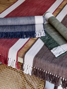 Löpare EMILIA med fiskbensmönster och bred färgad rand i mitten i grönt