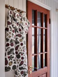 Grytlapp SKÖRDETID, med mönster av säsongens grönsaker. Vit bottenfärg