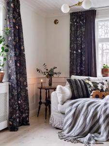 Gardin PALMA med exotiska växter och frukter i brunt och grönt på svart botten