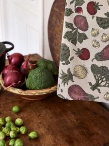 Duk fyrkantig, SKÖRDETID, med mönster av säsongens grönsaker. Linnefärgad botten