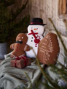 Fylld kudde PEPPARKAKSHUS i teddy med broderad kristyr