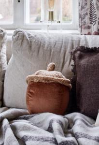 Fylld Kudde EKOLLON, i mjuk brun sammet och hatt i ljusbrun fårpäls imitation