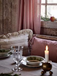 Kuddfodral FILIPPA med breda ränder och smalrandig volang runt om i sandfärg