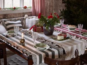 Löpare FILIPPA, bredrandig med smalrandig volang runt om i grönt