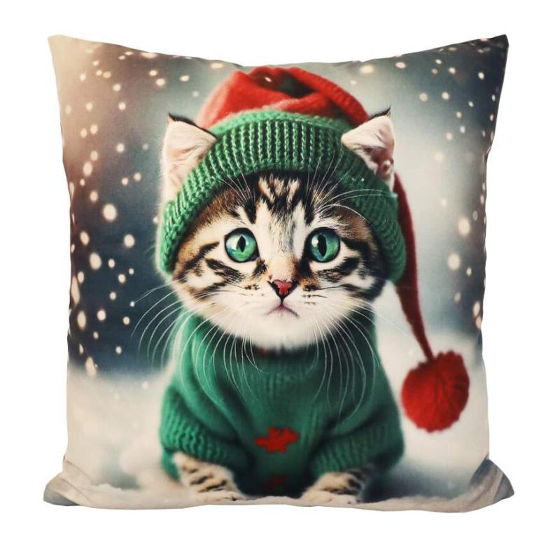 Kuddfodral X-MAS CAT med en ljuvligt söt kattunge i en stickad grön tröja och tomteluva