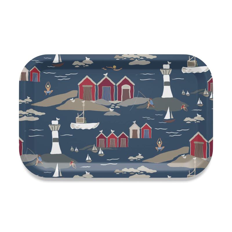 Bricka Kust, röda båthus, vita fyrar, Stl. 27x20cm, blå bottenfärg