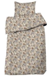 Bäddset SOLVEIG med retroinspirerade blommor i linnefärgade, lila blommor på havregul botten