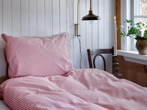 Bäddset Malte, påslakan och örngott, randigt i rosa med jeanssöm