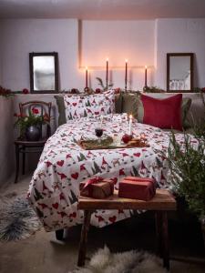 Bäddset NOEL med tomtar, granar, hjärtan och halmjulbockar i rött på linnefärgad botten