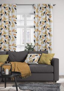 Kuddfodral Trast i hast, koltrast äter bär, Stl: 47x47cm, vit botten, gul/orange bär