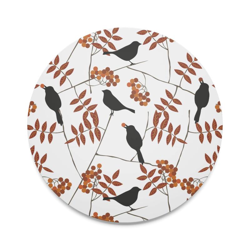 Grytunderlägg Trast i hast, koltrast äter bär, runt, Stl. diameter 21cm,  vit botten, rostfärgade bär.