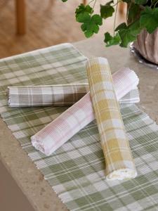 Bordslöpare NOVA vävd ripslöpare rutig i vitt och grönt