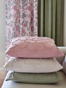 Kuddfodral MATILDA med broderad blomma i ljusrosa