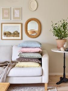 Kuddfodral Madde, enfärgad med lite grövre struktur och frans runt om i ljusblått