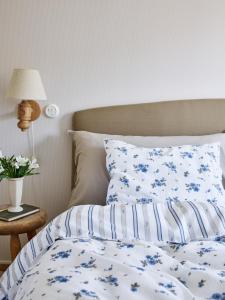 Bäddset STINA, vändbart i blått med blommor på ena sidan och ränder på andra