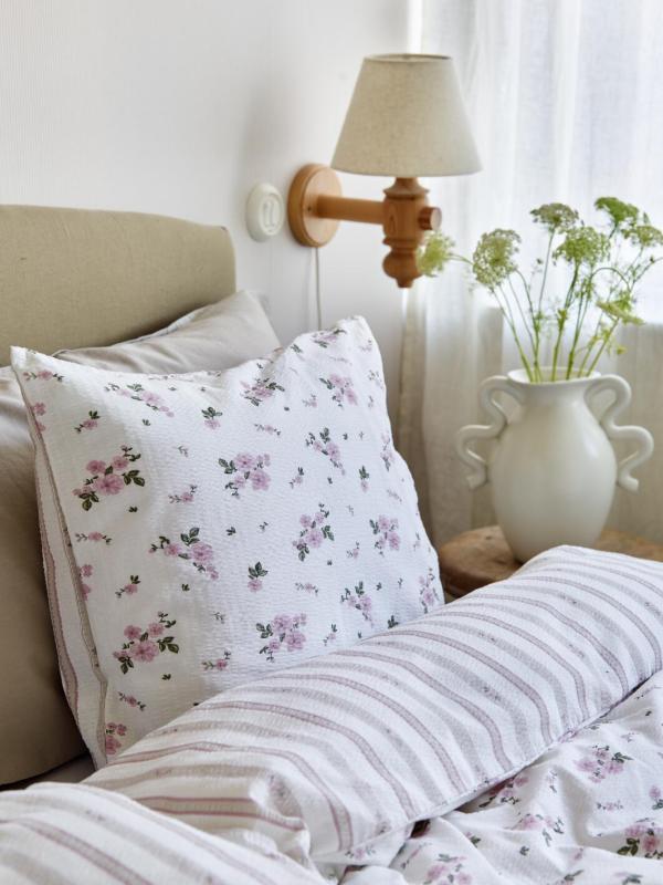 Bäddset STINA, vändbart i rosa med blommor på ena sidan och ränder på andra