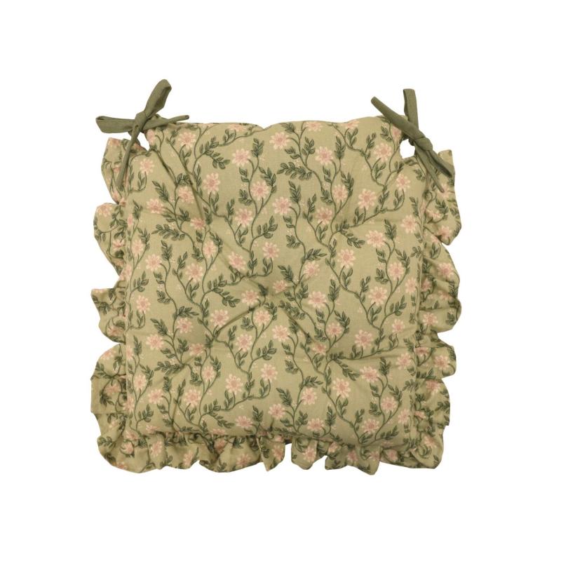 Stolsdyna FANNY med beige blommor och gröna blad på grön bottenfärg. Volang runt kanten