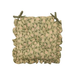 Stolsdyna FANNY med beige blommor och gröna blad på grön bottenfärg. Volang runt kanten
