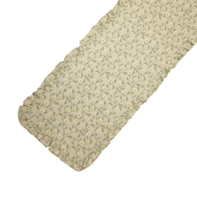 Bordslöpare FANNY med gula blommor och gröna blad på beige bottenfärg. Volang runt kanten