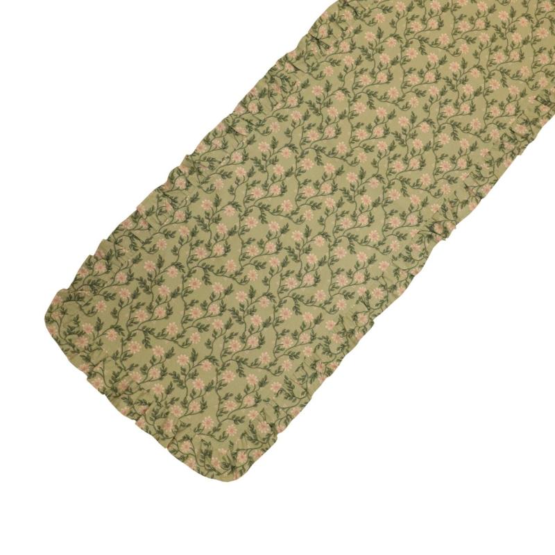 Bordslöpare FANNY med beige blommor och gröna blad på grön bottenfärg. Volang runt kanten