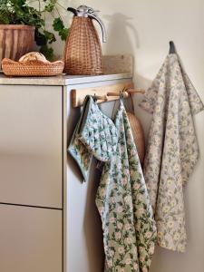 Kökshandduk FANNY med beige blommor och gröna blad på grön bottenfärg